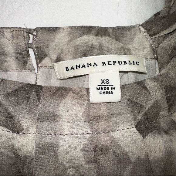 Banana Republic Gray Smocked Sleeveless 100% silk Top - Picture 5 of 7